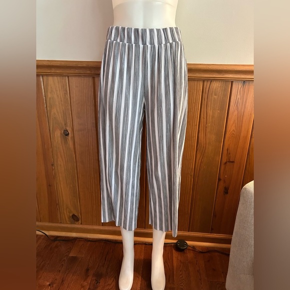 Outfit, wide leg pants with matching tank, dressy casual, white, black, grey - Picture 9 of 10
